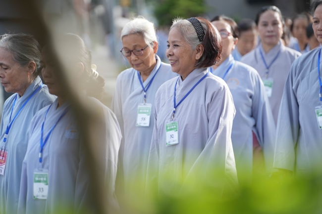 Dharma talk Learn to live happily preaching by Nun Thich Nu Nhu Lan in the 106th Seven-day Retreat