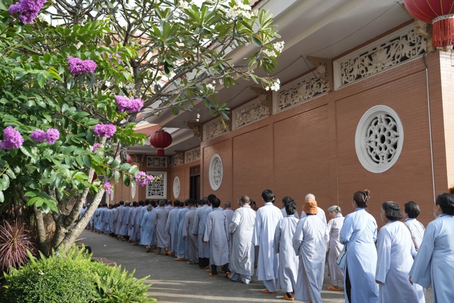 Dharma talk Learn to live happily preaching by Nun Thich Nu Nhu Lan in the 106th Seven-day Retreat