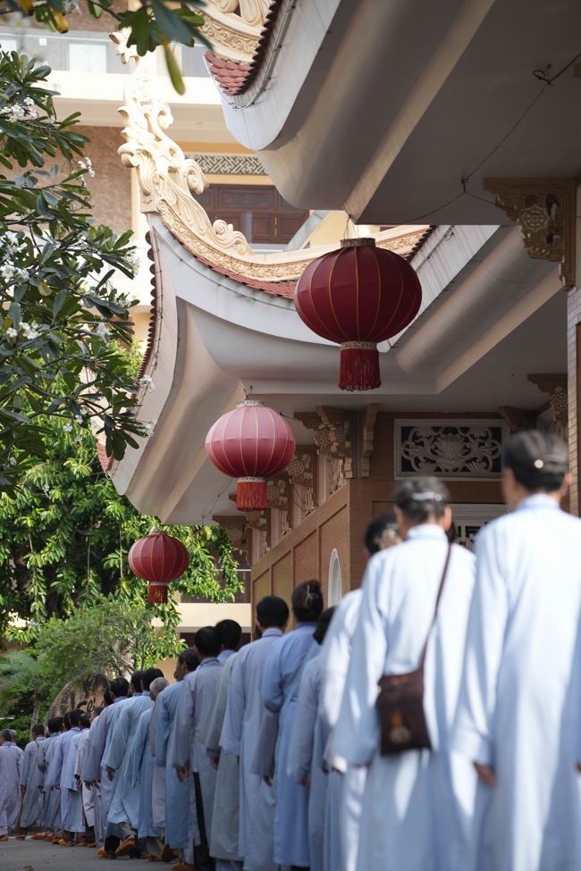 Dharma talk Learn to live happily preaching by Nun Thich Nu Nhu Lan in the 106th Seven-day Retreat
