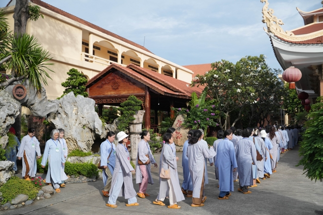 Dharma talk Learn to live happily preaching by Nun Thich Nu Nhu Lan in the 106th Seven-day Retreat