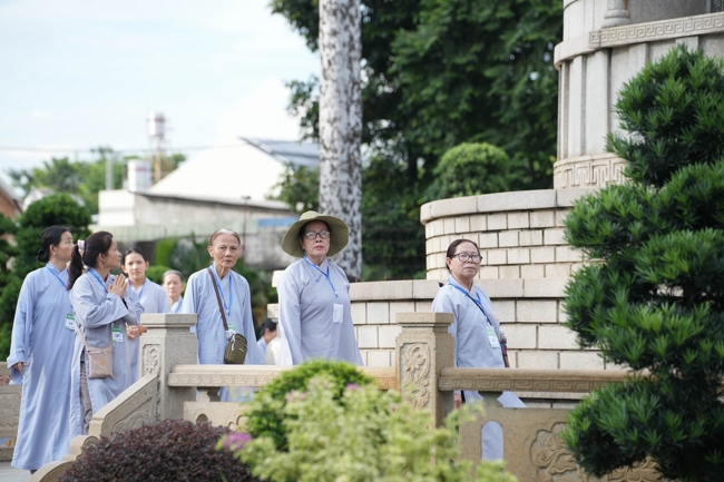 Dharma talk Learn to live happily preaching by Nun Thich Nu Nhu Lan in the 106th Seven-day Retreat