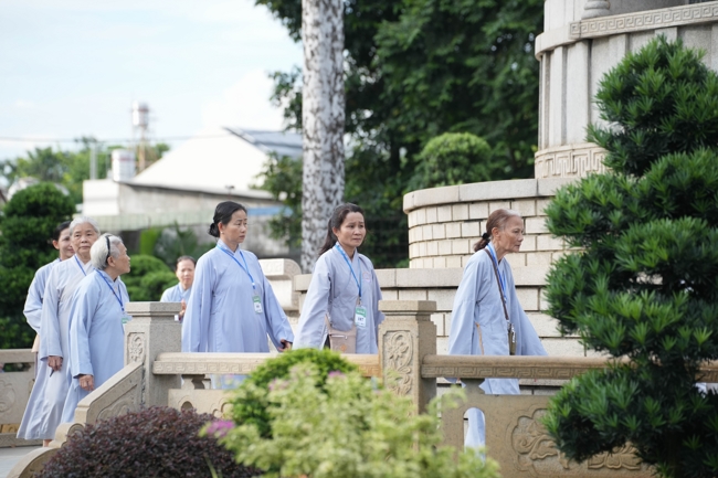 Dharma talk Learn to live happily preaching by Nun Thich Nu Nhu Lan in the 106th Seven-day Retreat