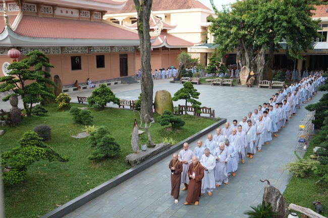 Dharma talk Learn to live happily preaching by Nun Thich Nu Nhu Lan in the 106th Seven-day Retreat