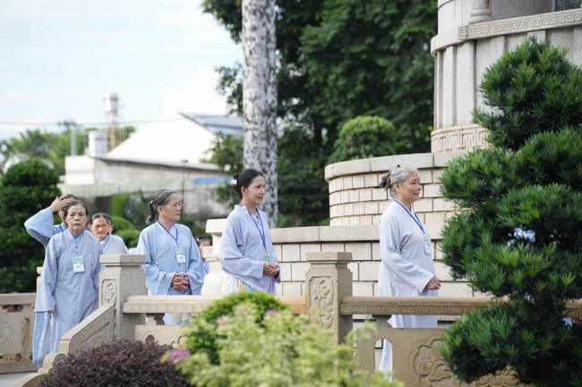 Dharma talk Learn to live happily preaching by Nun Thich Nu Nhu Lan in the 106th Seven-day Retreat