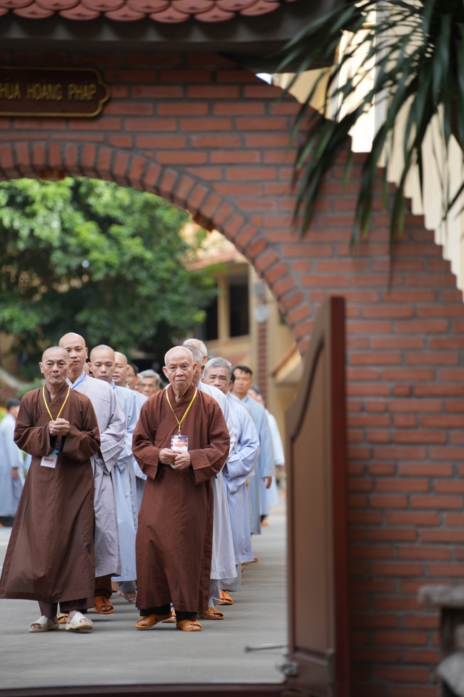 Dharma talk Learn to live happily preaching by Nun Thich Nu Nhu Lan in the 106th Seven-day Retreat