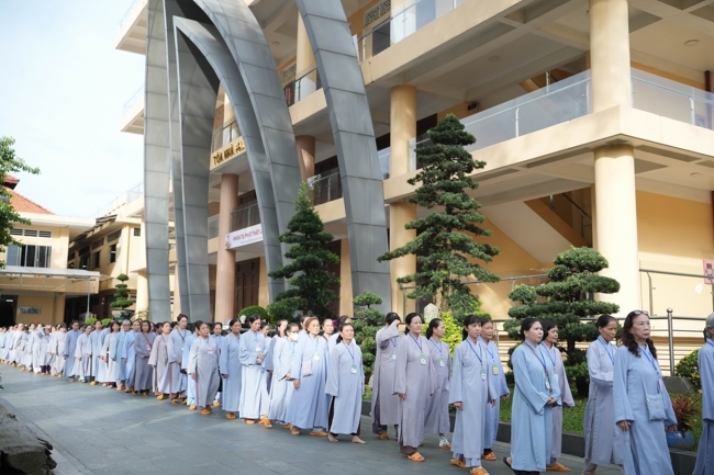 Dharma talk Learn to live happily preaching by Nun Thich Nu Nhu Lan in the 106th Seven-day Retreat