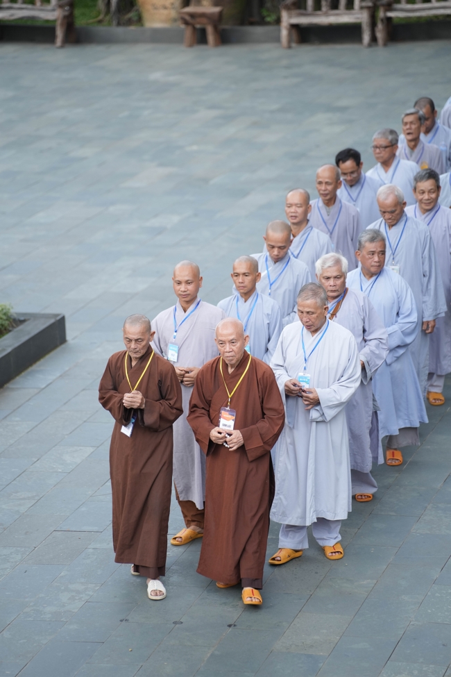 Dharma talk Learn to live happily preaching by Nun Thich Nu Nhu Lan in the 106th Seven-day Retreat