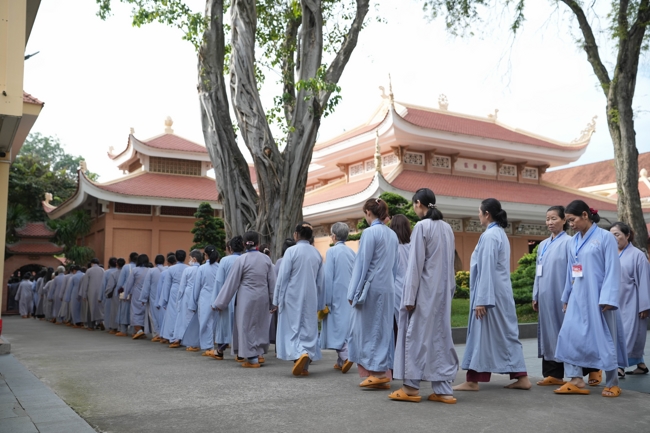 Dharma talk Learn to live happily preaching by Nun Thich Nu Nhu Lan in the 106th Seven-day Retreat