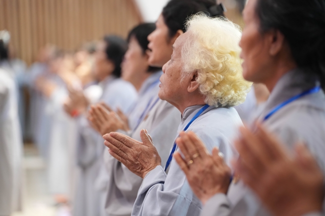 Dharma talk Learn to live happily preaching by Nun Thich Nu Nhu Lan in the 106th Seven-day Retreat