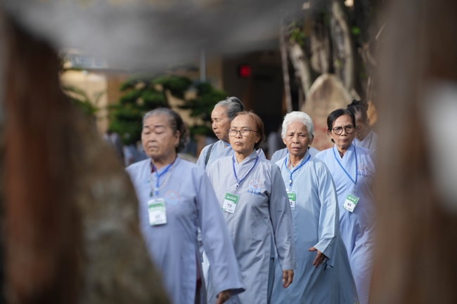 Dharma talk Learn to live happily preaching by Nun Thich Nu Nhu Lan in the 106th Seven-day Retreat