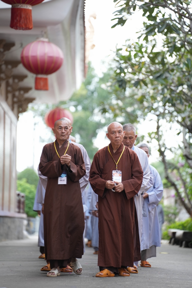 Dharma talk Learn to live happily preaching by Nun Thich Nu Nhu Lan in the 106th Seven-day Retreat