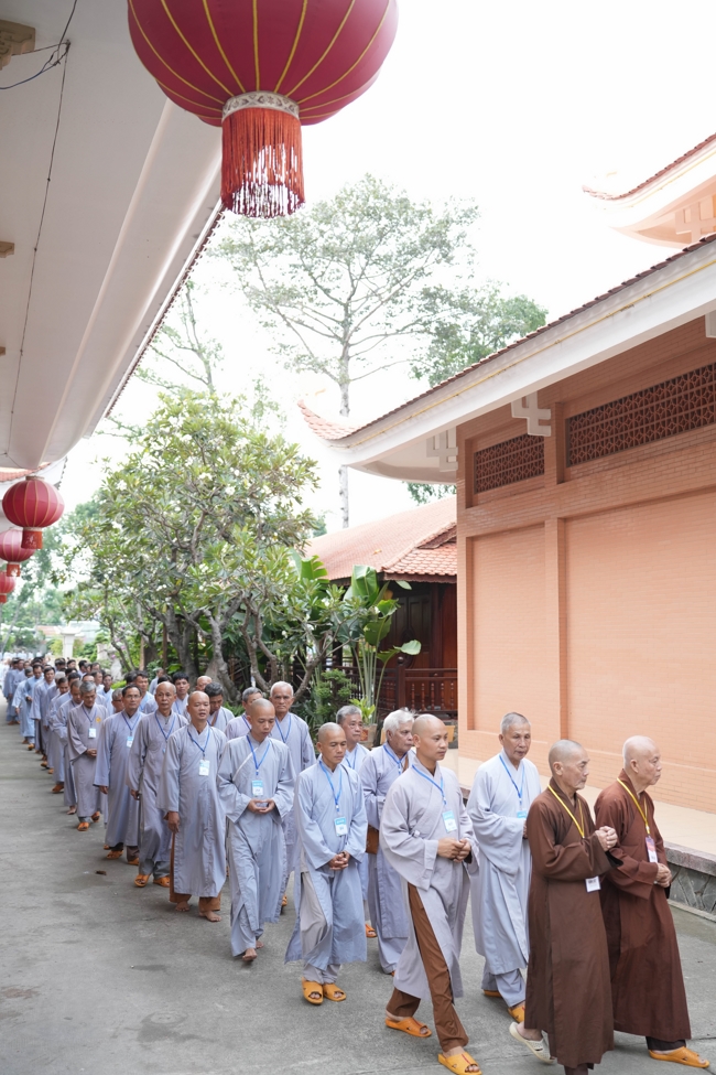 Dharma talk Learn to live happily preaching by Nun Thich Nu Nhu Lan in the 106th Seven-day Retreat
