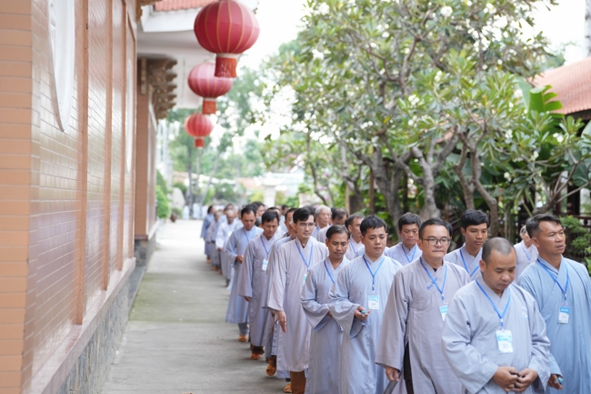 Dharma talk Learn to live happily preaching by Nun Thich Nu Nhu Lan in the 106th Seven-day Retreat