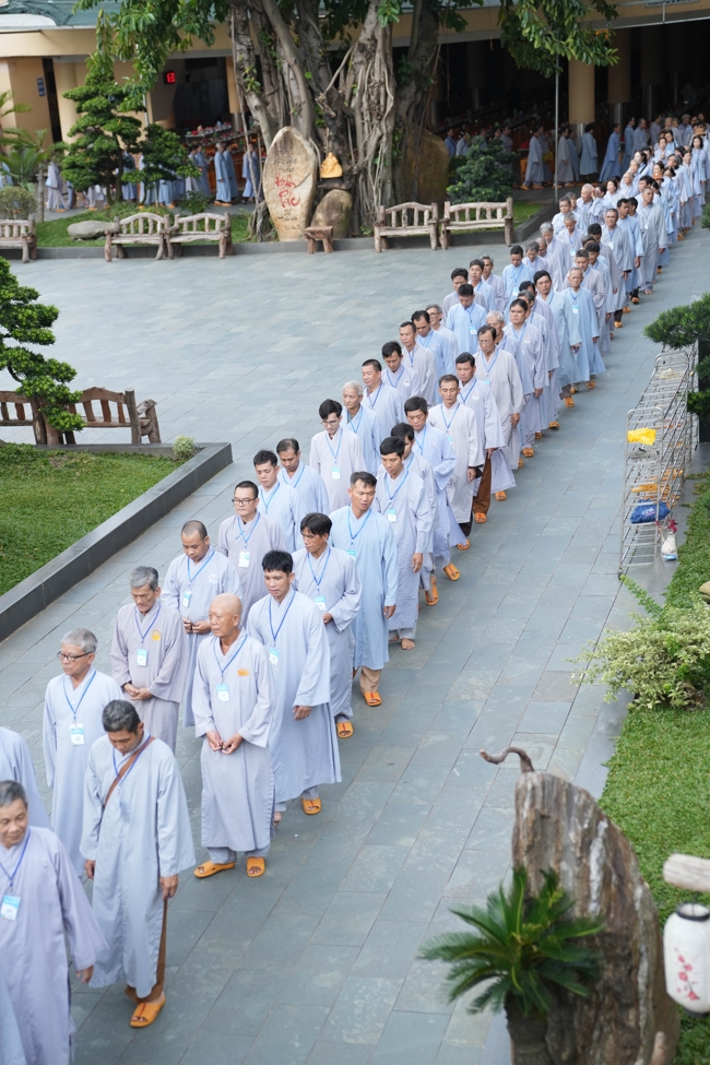 Dharma talk Learn to live happily preaching by Nun Thich Nu Nhu Lan in the 106th Seven-day Retreat