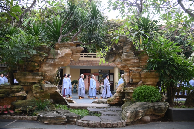 Dharma talk Learn to live happily preaching by Nun Thich Nu Nhu Lan in the 106th Seven-day Retreat