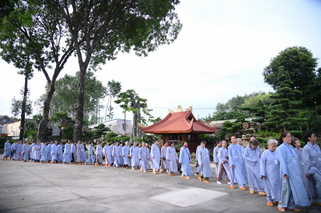Dharma talk Learn to live happily preaching by Nun Thich Nu Nhu Lan in the 106th Seven-day Retreat