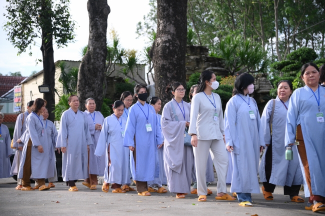 Dharma talk Learn to live happily preaching by Nun Thich Nu Nhu Lan in the 106th Seven-day Retreat