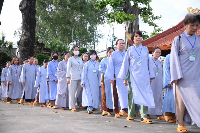 Dharma talk Learn to live happily preaching by Nun Thich Nu Nhu Lan in the 106th Seven-day Retreat