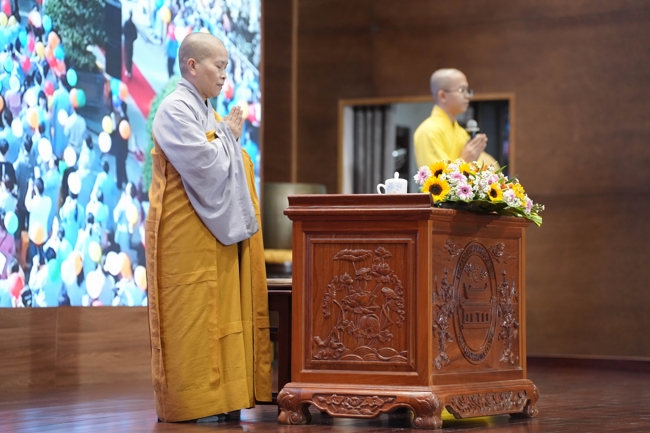 Dharma talk Learn to live happily preaching by Nun Thich Nu Nhu Lan in the 106th Seven-day Retreat