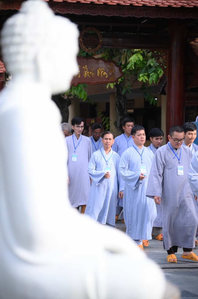 Dharma talk Learn to live happily preaching by Nun Thich Nu Nhu Lan in the 106th Seven-day Retreat