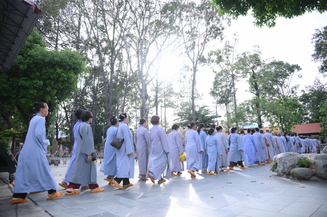 Dharma talk Learn to live happily preaching by Nun Thich Nu Nhu Lan in the 106th Seven-day Retreat