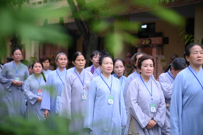 Dharma talk Learn to live happily preaching by Nun Thich Nu Nhu Lan in the 106th Seven-day Retreat