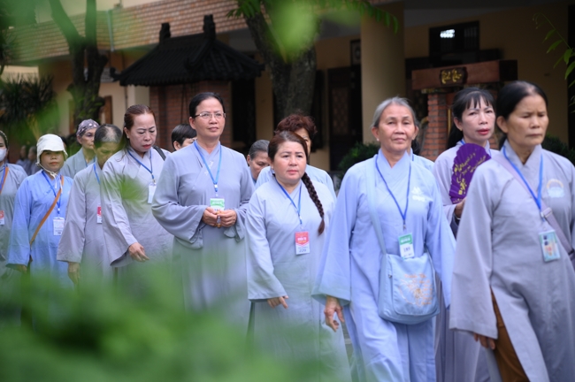 Dharma talk Learn to live happily preaching by Nun Thich Nu Nhu Lan in the 106th Seven-day Retreat