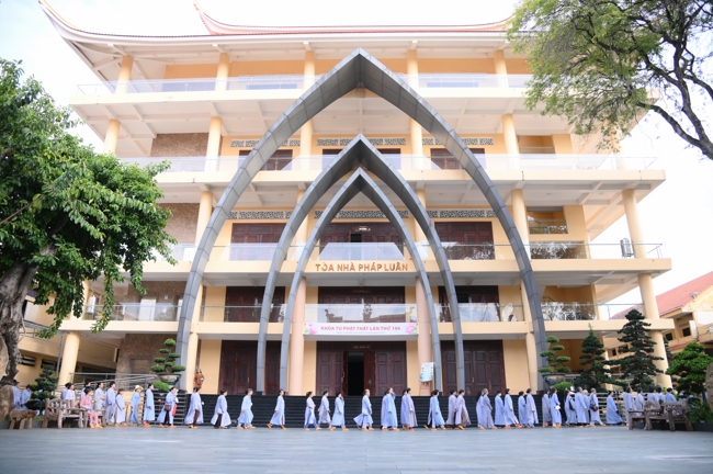 Dharma talk Learn to live happily preaching by Nun Thich Nu Nhu Lan in the 106th Seven-day Retreat