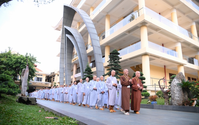 Dharma talk Learn to live happily preaching by Nun Thich Nu Nhu Lan in the 106th Seven-day Retreat