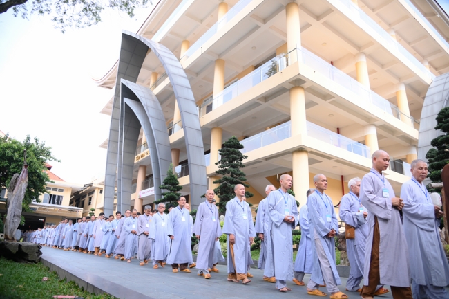 Dharma talk Learn to live happily preaching by Nun Thich Nu Nhu Lan in the 106th Seven-day Retreat