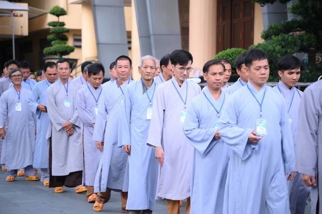 Dharma talk Learn to live happily preaching by Nun Thich Nu Nhu Lan in the 106th Seven-day Retreat