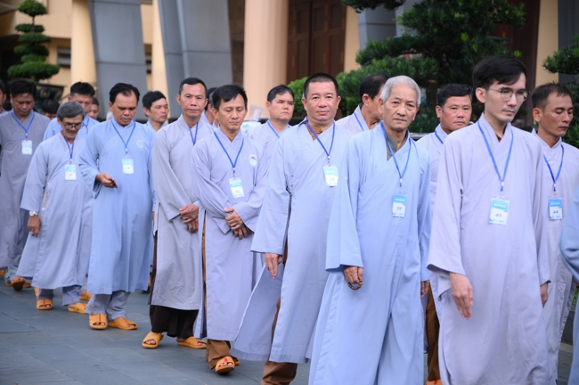 Dharma talk Learn to live happily preaching by Nun Thich Nu Nhu Lan in the 106th Seven-day Retreat