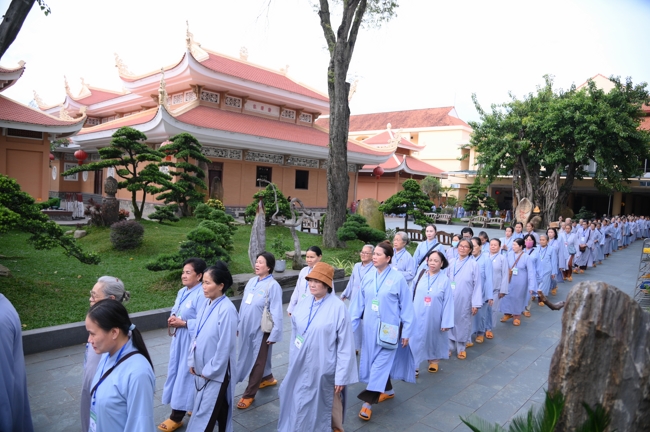 Dharma talk Learn to live happily preaching by Nun Thich Nu Nhu Lan in the 106th Seven-day Retreat