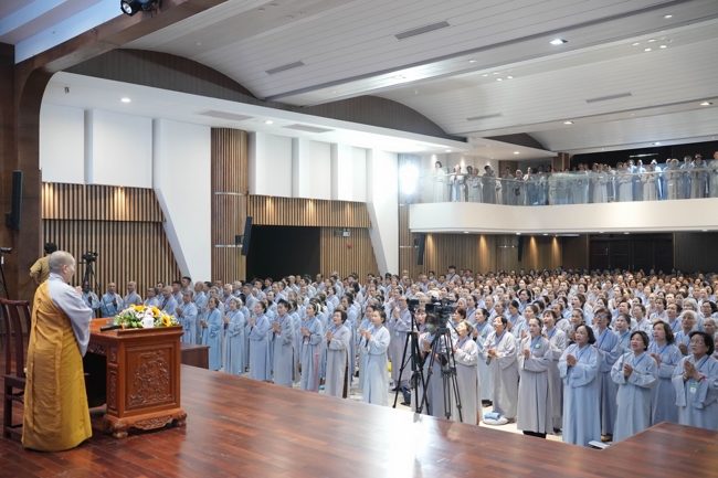 Dharma talk Learn to live happily preaching by Nun Thich Nu Nhu Lan in the 106th Seven-day Retreat