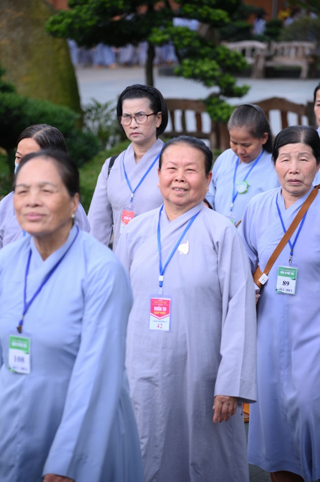 Dharma talk Learn to live happily preaching by Nun Thich Nu Nhu Lan in the 106th Seven-day Retreat