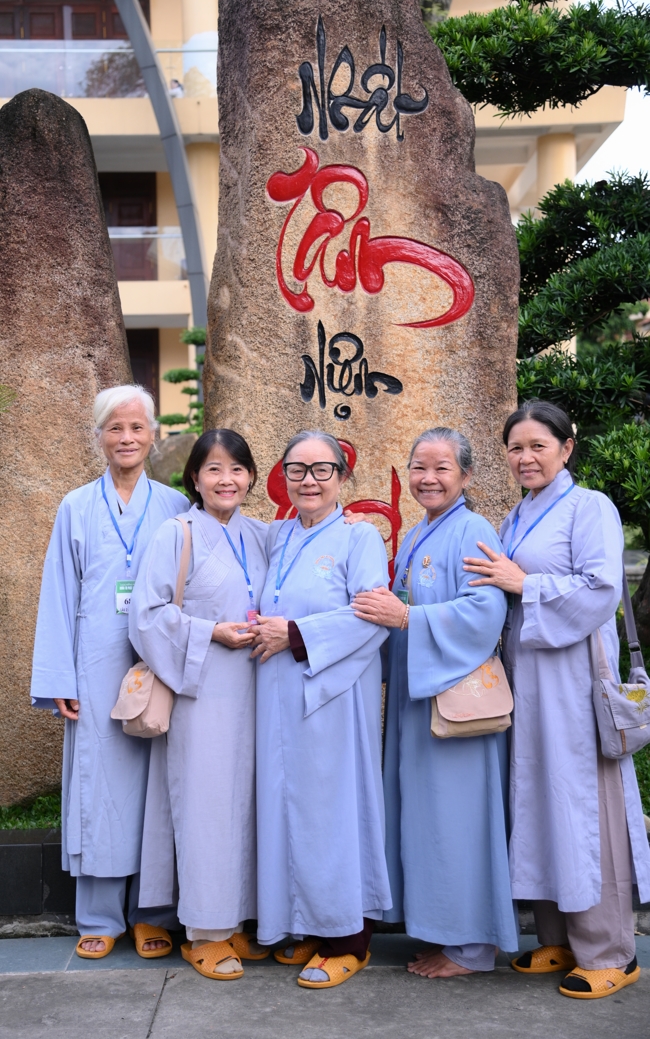 Dharma talk Learn to live happily preaching by Nun Thich Nu Nhu Lan in the 106th Seven-day Retreat