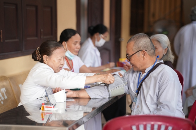 Dharma talk Learn to live happily preaching by Nun Thich Nu Nhu Lan in the 106th Seven-day Retreat