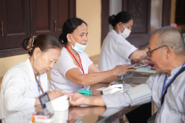 Dharma talk Learn to live happily preaching by Nun Thich Nu Nhu Lan in the 106th Seven-day Retreat