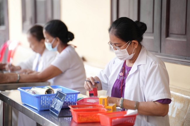 Dharma talk Learn to live happily preaching by Nun Thich Nu Nhu Lan in the 106th Seven-day Retreat