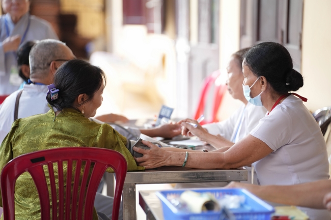Dharma talk Learn to live happily preaching by Nun Thich Nu Nhu Lan in the 106th Seven-day Retreat