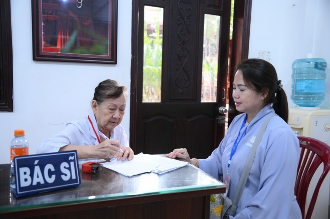 Dharma talk Learn to live happily preaching by Nun Thich Nu Nhu Lan in the 106th Seven-day Retreat