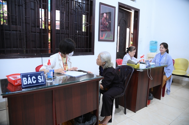 Dharma talk Learn to live happily preaching by Nun Thich Nu Nhu Lan in the 106th Seven-day Retreat