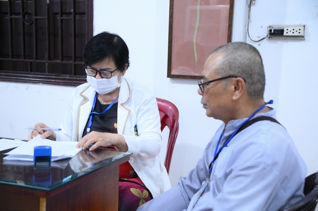 Dharma talk Learn to live happily preaching by Nun Thich Nu Nhu Lan in the 106th Seven-day Retreat