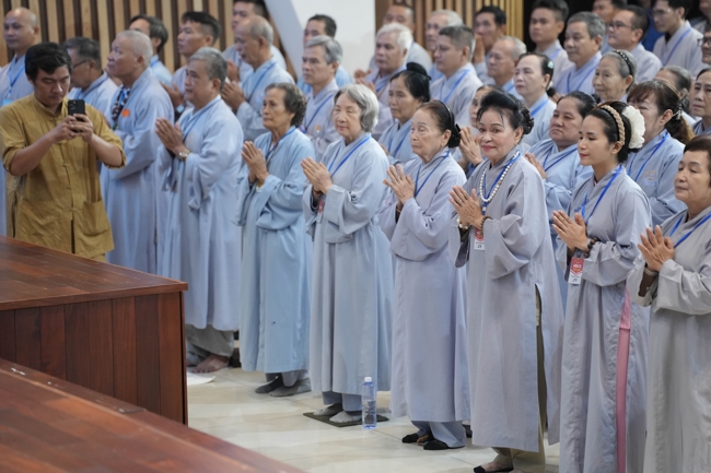 Dharma talk Learn to live happily preaching by Nun Thich Nu Nhu Lan in the 106th Seven-day Retreat