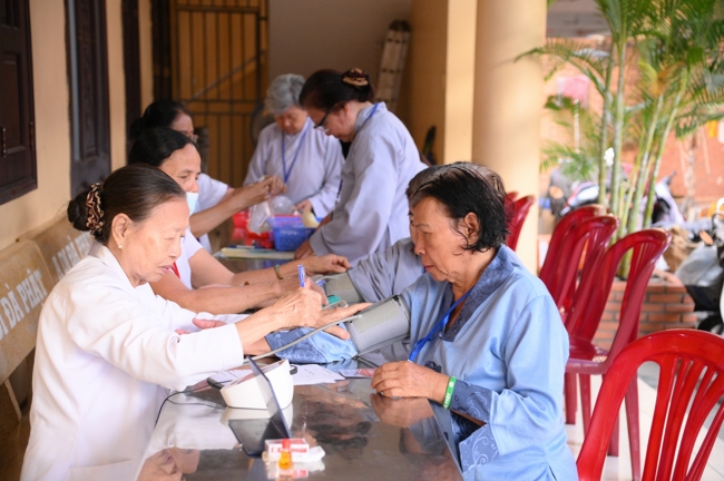 Dharma talk Learn to live happily preaching by Nun Thich Nu Nhu Lan in the 106th Seven-day Retreat