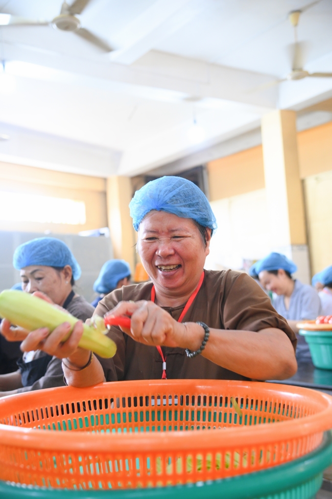 Dharma talk Learn to live happily preaching by Nun Thich Nu Nhu Lan in the 106th Seven-day Retreat