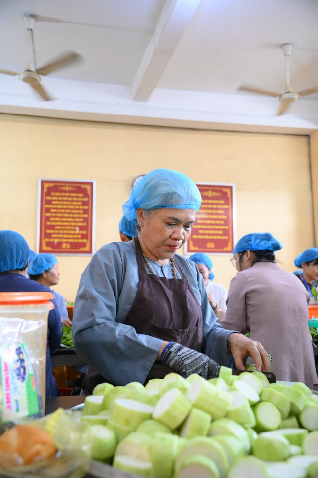 Dharma talk Learn to live happily preaching by Nun Thich Nu Nhu Lan in the 106th Seven-day Retreat