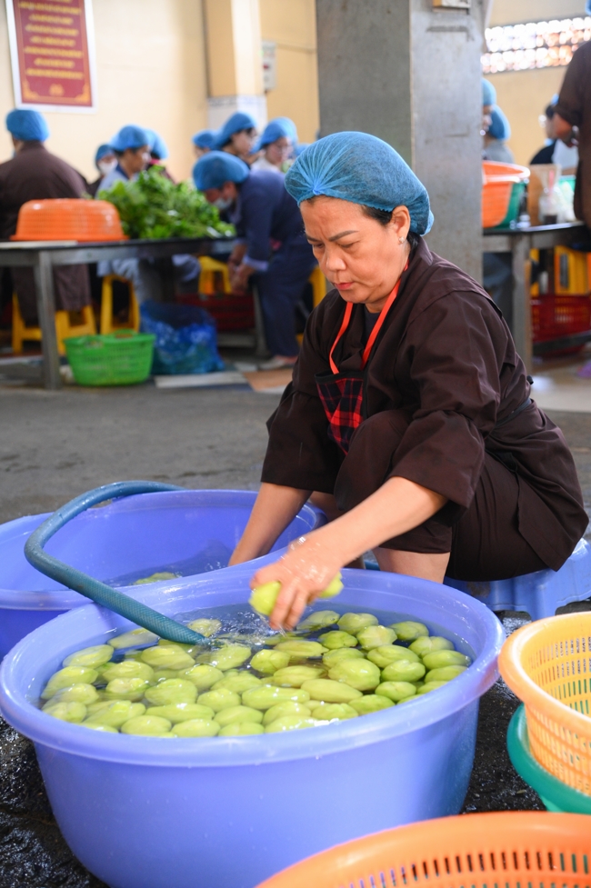 Dharma talk Learn to live happily preaching by Nun Thich Nu Nhu Lan in the 106th Seven-day Retreat