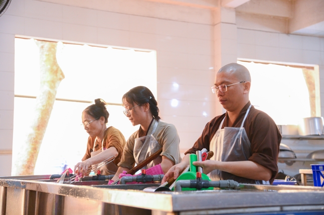 Dharma talk Learn to live happily preaching by Nun Thich Nu Nhu Lan in the 106th Seven-day Retreat