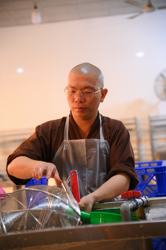 Dharma talk Learn to live happily preaching by Nun Thich Nu Nhu Lan in the 106th Seven-day Retreat